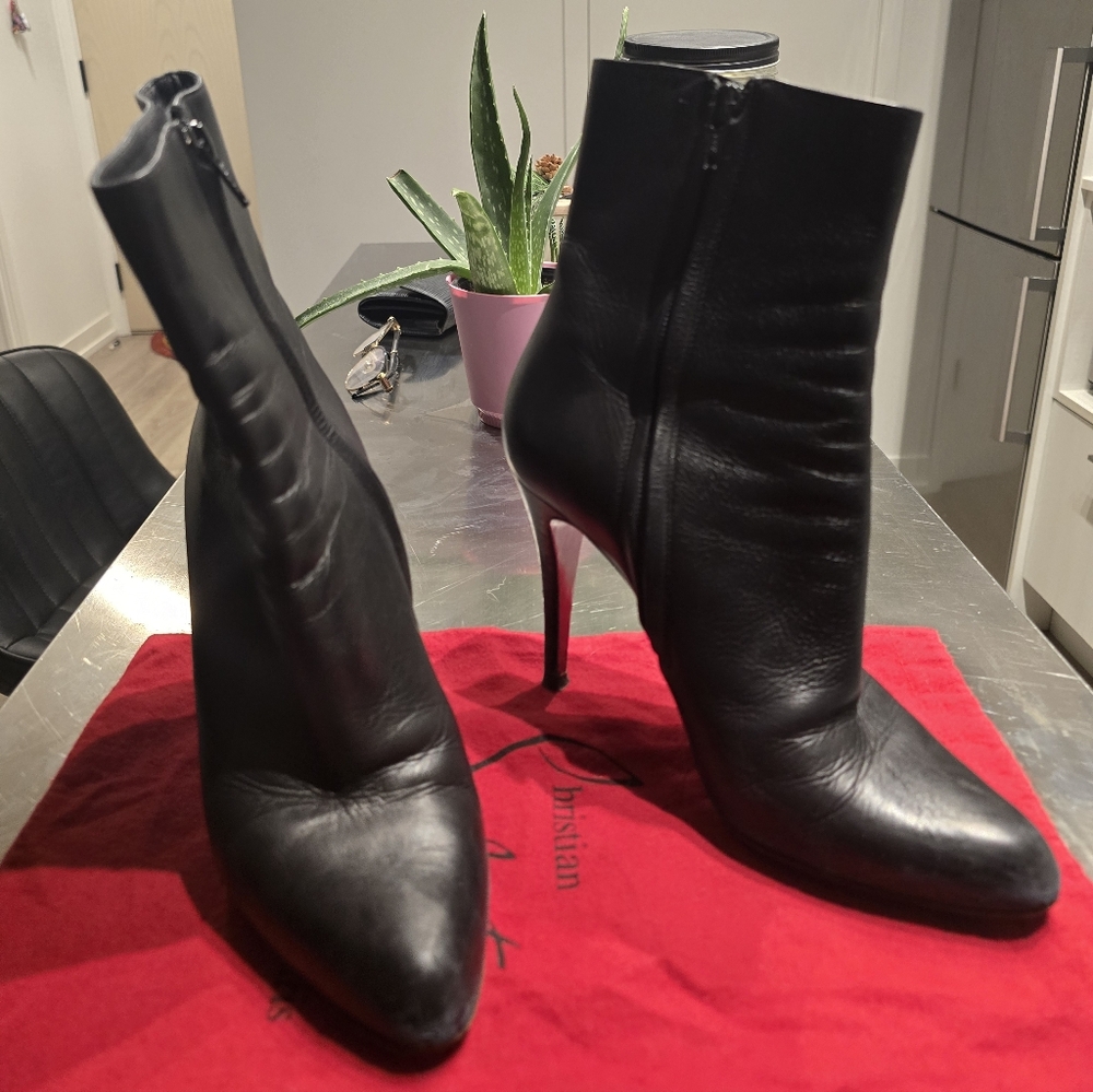 Louboutin Black So Kate Booty